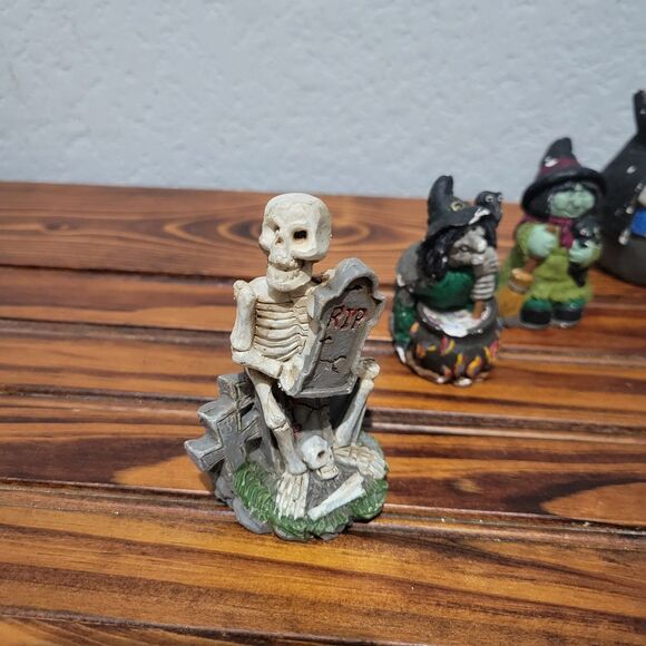 Lot Of 8 Miniature Figures Halloween Village Mini graveyard Skeleton Ghost Witch - Picture 2 of 16